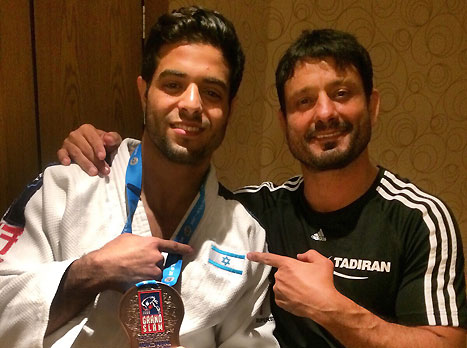 מוקי יחד עם מאמנו אורן סמדג'ה