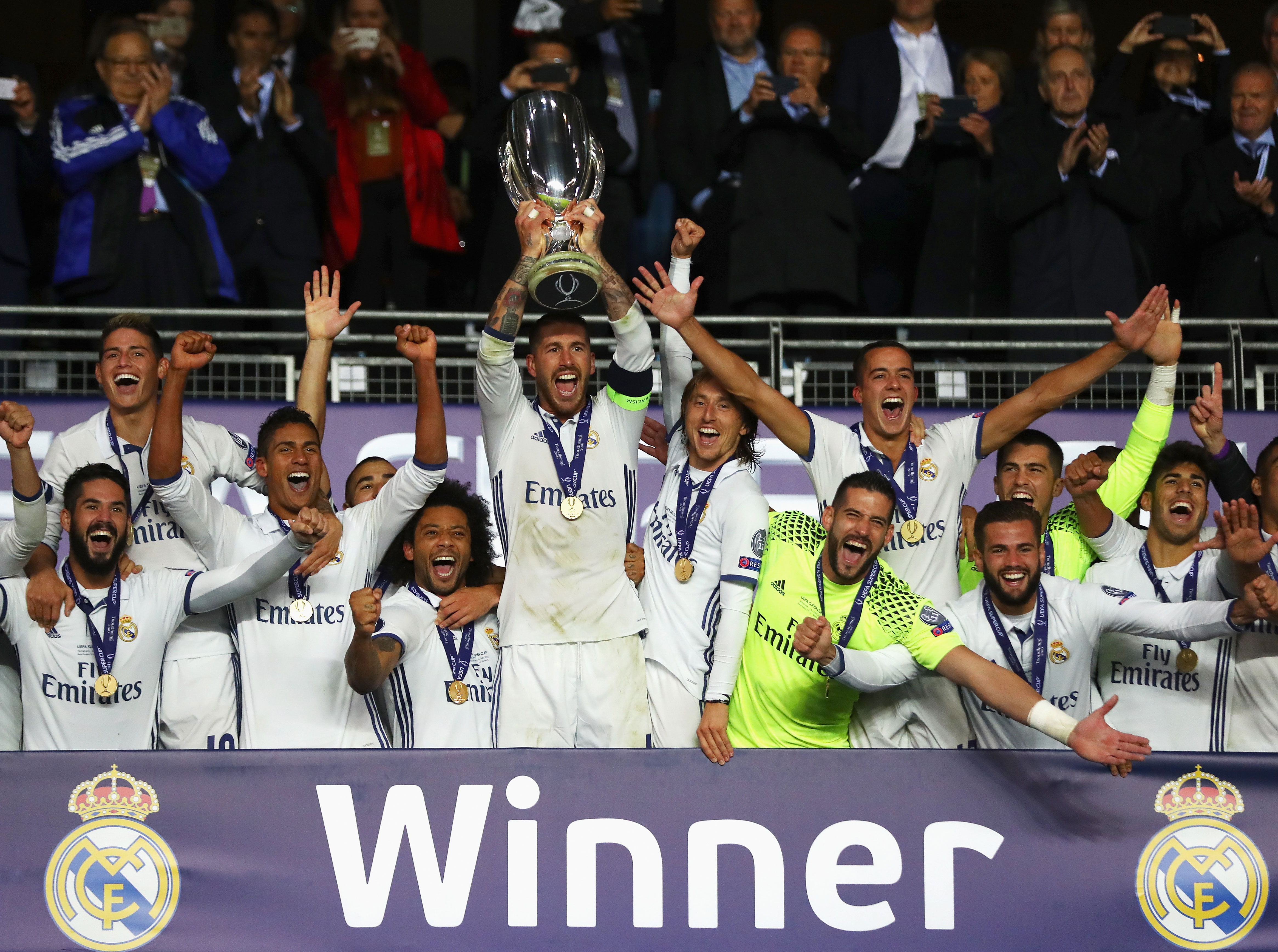 ראמוס מניף את הגביע (getty)