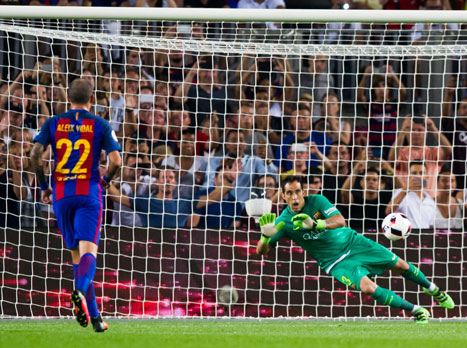 מתנת פרידה? בראבו עוצר את הפנדל (gettyimages)