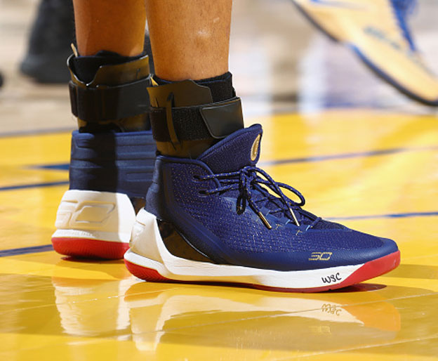 הנעליים של סטף קרי בצבעי הדגל האמריקאי (getty)