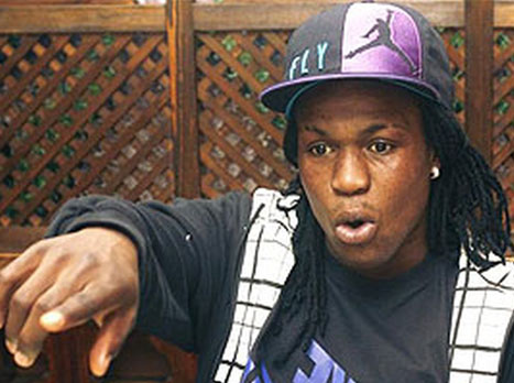 חי ובועט, אבל דרך המיקרופון