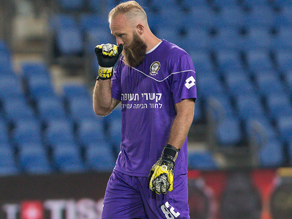 הופעה חלשה. עמוס (עודד קרני)