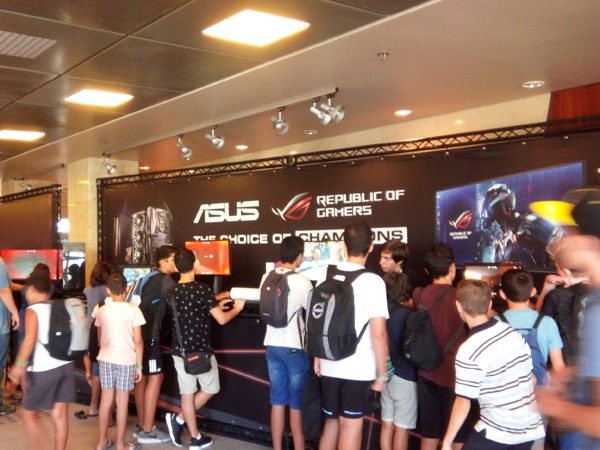 עמדות המשחק של חברת ASUS.