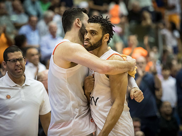 זלמנסון עם סיגרס. "לנגפורד מושך אש" (צילום: מנהלת הליגה)
