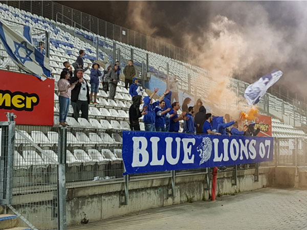 אוהדי ק"ש. ההתרגשות בעיר בשיאה (באדיבות: bluelions07)