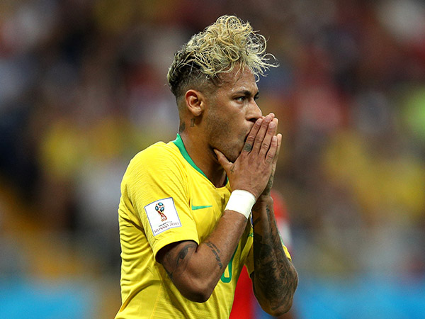 אחד פוזאיסט, השני נותן תוצרת (getty)