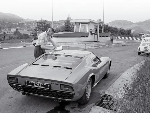 בוב וואלאס ליד למבורגיני מיורה P400 יחידה מסדרה J שהייתה מיועדת למירוצים. הרכב הושמד במהלך המבחנים (צילום: יצרן)