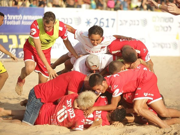 מי תזכה באליפות? (סטראבו)