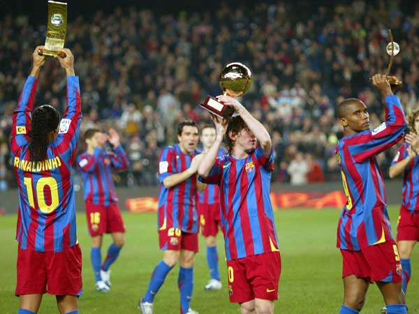 רונאלדיניו עם אטו ומסי. העונה הטובה ביותר של הפנומן הברזילאי (Getty)