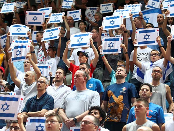 האוהדים מילאו הערב את הדרייב אין (צילום: אלן שיבר)