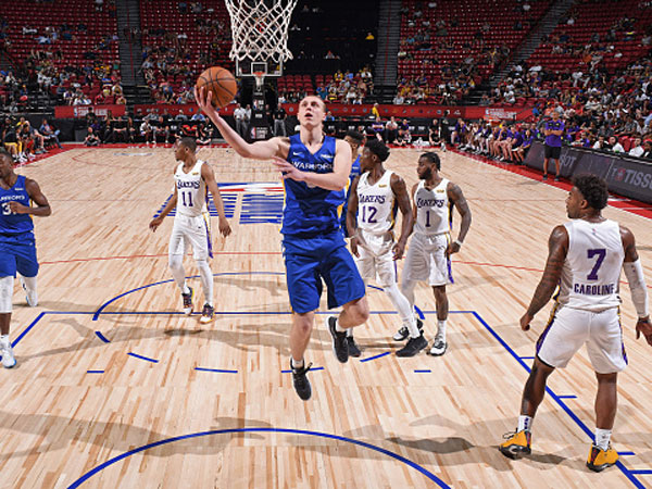 הווריירס החביאו אותו. סמיילגיץ' (צילום: Garrett Ellwood/NBAE via Getty Images)