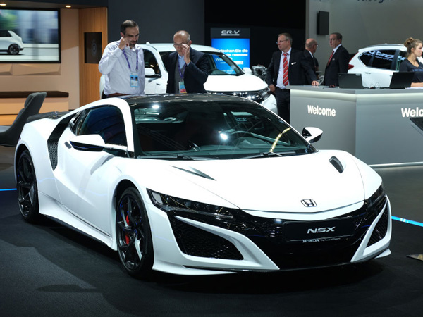הונדה NSX. לפעמים ממחזרים הופעות כדי למלא את השורות