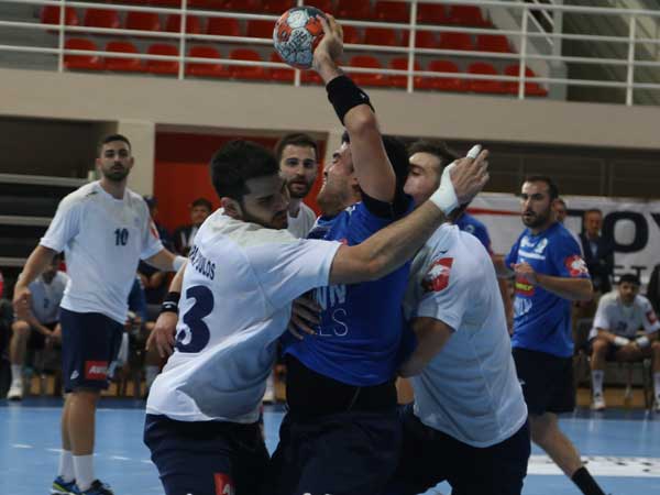 קרב קשוח ביוון (צילום: intime sports photo agency/giannis moisiadis)