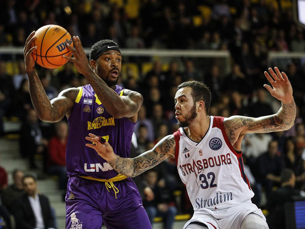 פוסטר מול יורק. אחד במשחק רגוע, השני הפציץ (FIBA)