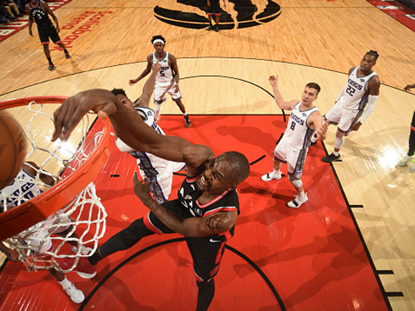 הופעה מעולה. איבקה (צילום: Ron Turenne/NBAE via Getty Images)