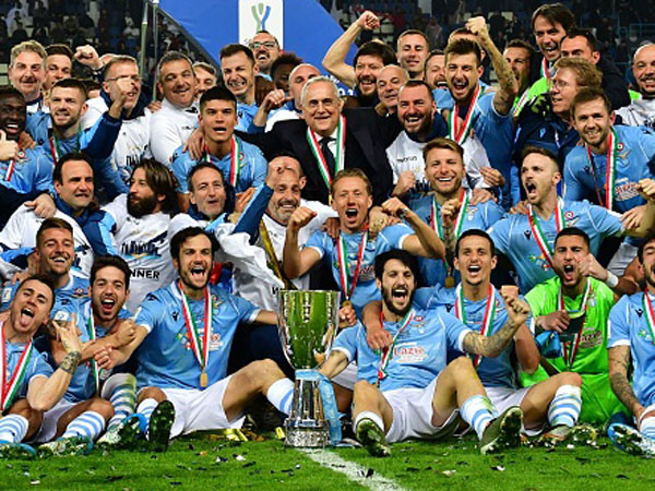 יש גביע. שחקני לאציו חוגגים (getty)