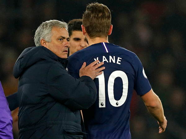 מוריניו עם קיין ברגע הפציעה. לא מתכוון לצרף חלוץ (Getty)