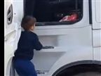 סערה בישראל: ילד בן 5 נוהג במשאית?