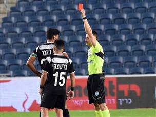 ג'אבר הורחק דקות לפני ה-2:2. (ברני ארדוב)