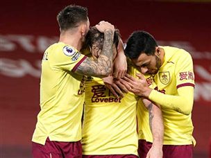 שחקני ברנלי חוגגים ניצחון ראשון באנפילד מאז 1974 (Getty)