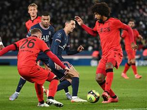 קיליאן אמבפה ואנחל די מריה מוקפים בשחקני פ.ס.ז' (Getty)