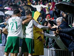 חגגו בגשם. שחקני חיפה עם הקהל (מאור אלקסלסי)