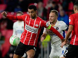 דן גלזר מול קודי גאקפו. הקיצוני היה המצטיין בשורות פ.ס.וו, אך הצהובים שמרו אותו ואת קבוצתו על כיבוש בודד (GETTY)