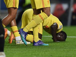 מאנה ניצל כדור ענק של אלכסנדר ארנולד כדי להכפיל (GETTY)