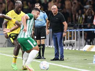 קבוצתו עמדה יפה בסמי עופר. לם (ברני ארדוב)