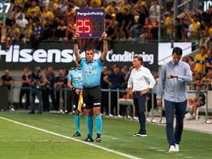 המשחק נמשך, והשופט הוסיף לא פחות מ-27 דקות (צילום: אלן שיבר)