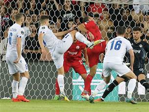 פוזנאן ניצלה ריפיון בהגנה ואיזנה לפני ההפסקה (אלן שיבר)