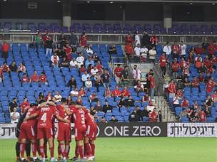 האוהדים האדומים התנדנדו הערב בין חדרה לנתניה (צילום: ברני ארדוב)