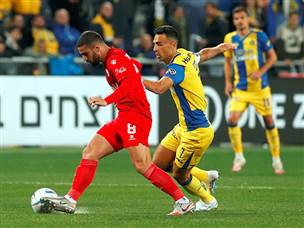 המשחק נפתח עם צמד מצבים מסוכנים של ב"ש (אלן שיבר)