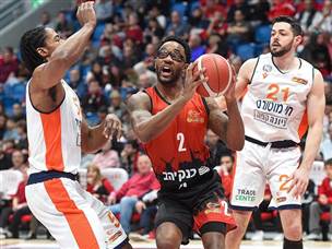 אז המארחת התעוררה, וכתשה (ברני ארדוב)