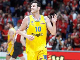 גם הוא תרם את חלקו מול האקסית. פניני (אלן שיבר)