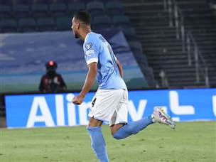 רז שלמה חגג שער גדול (צילום: ברני ארדוב)