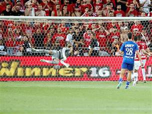 הינדי דייק בפנדל עם הרבה מזל (צילום: אלן שיבר)