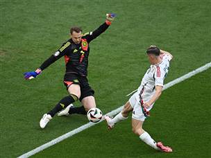 ומנגד, נוייר סיכל כל ניסיון הונגרי (Clive Mason/Getty Images)