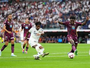 ובישל לאנדריק שער בכורה במדים הלבנים (Getty)