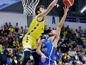 דולינסקי חוסם את מנקו (אלן שיבר)