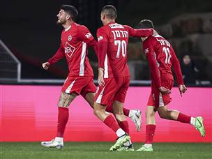 האדומים חוגגים (מאור אלקסלסי)