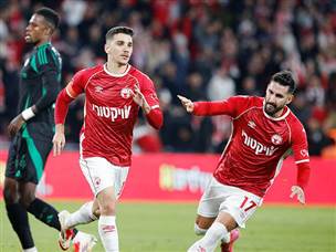 פנדל מדויק של דן ביטון במחצית הראשונה (צילום: אלן שיבר)