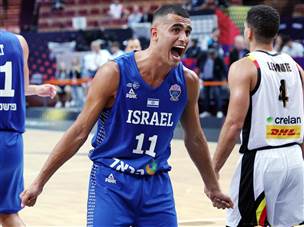 מדר קלע שלשה ומצא את דני לשלשה במהלך הריצה (צילום: אלן שיבר)