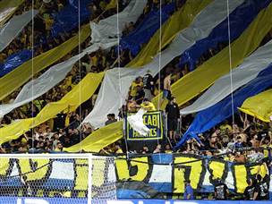 ואווירה סוערת ביציעים (צילום: אלן שיבר)