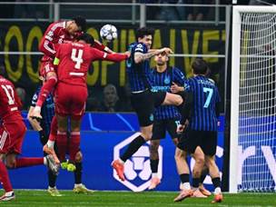 נגיעת היד בשער הפסול (GETTY)