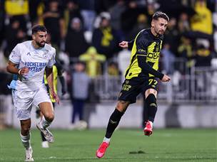 עם בעיטה גאונית מחצי מגרש (מאור אלקסלסי)