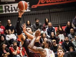 סמית`, סל קריטי בדקה האחרונה (עודד קרני)