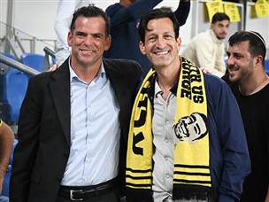 הבעלים הגיע לראות את קבוצתו במשחק האחרון העונה באיצטדיון מרים (קרדיט: ברני ארדוב)