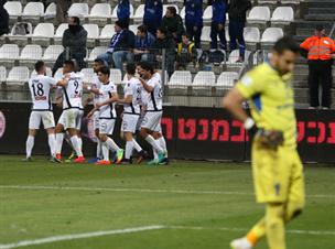 שחקני פ"ת חוגגים את שער היתרון של גבאי (סוכנות ג'יני)