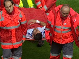 טיבי יורד על האלונקה. טרף את הקלפים בהגנה של אלישע לוי